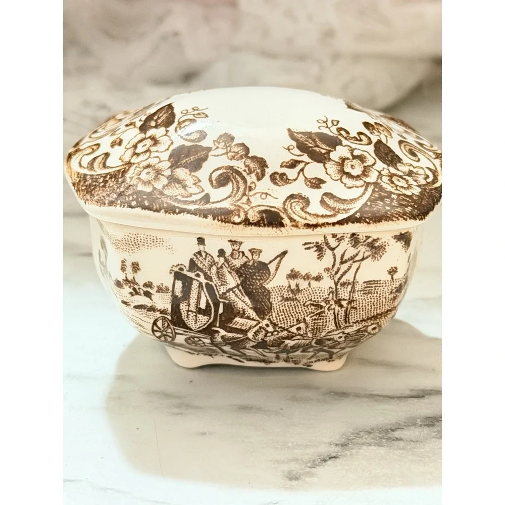 Johnson Brothers Coaching Scenes Brown Multicolor Trinket (A3214)
